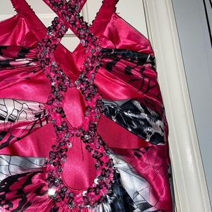 Pink flow dress with jewel embroidery.